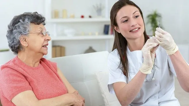 Profissional de saúde realizando coleta domiciliar de exames pelo Porto Seguro Saúde