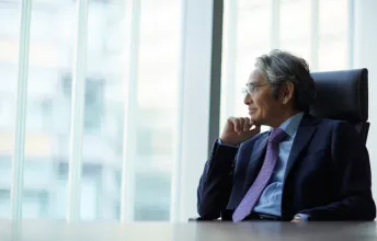 Executivo em ambiente corporativo, representando padrão elevado de atendimento no plano de saúde executivo Porto Seguro