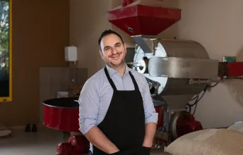 Microempreendedor em ambiente profissional, representando autonomia e proteção oferecidas pelo plano de saúde Porto Seguro MEI