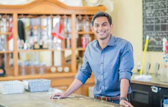 Profissional em ambiente de trabalho, simbolizando acesso a plano de saúde por adesão Porto Seguro para associados e entidades de classe