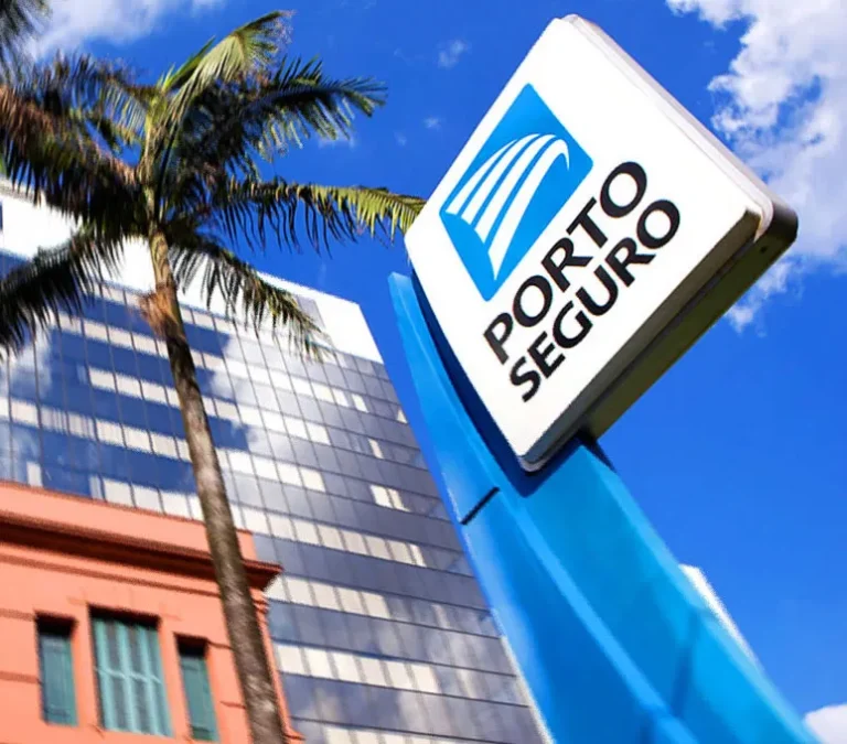 Fachada de prédio da Porto Seguro Saúde, representando o plano de saúde com reembolso para atendimentos fora da rede credenciada