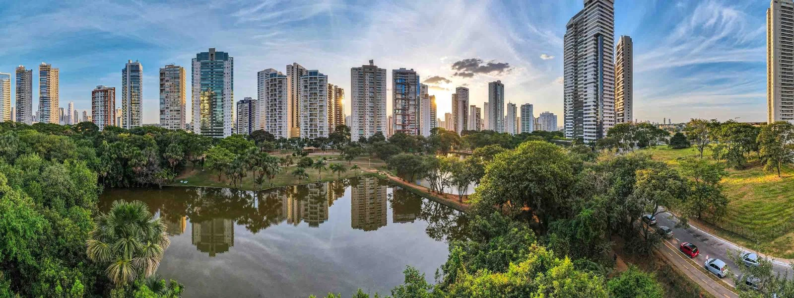 Vista urbana representando a cobertura da rede credenciada da Porto Seguro Saúde em Goiás, com atendimento disponível conforme a cobertura do plano