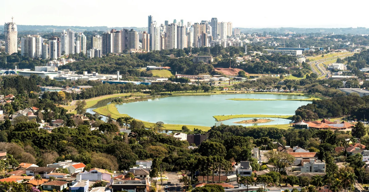Vista urbana do estado do Paraná representando a cobertura regional da rede credenciada da Porto Seguro Saúde, da capital ao interior.