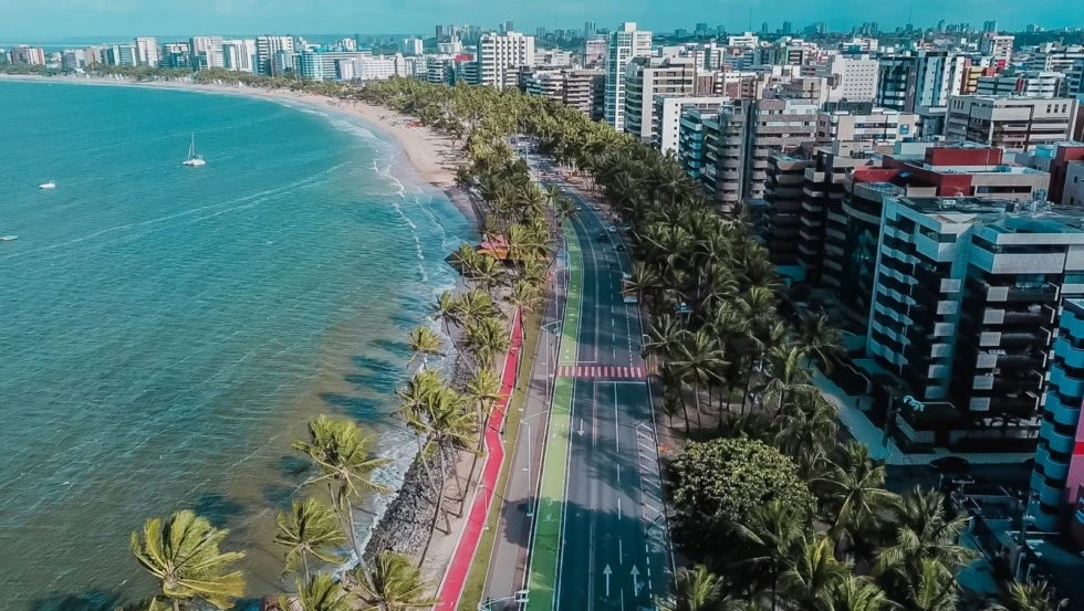 Vista aérea de Maceió, representando a cobertura regional da rede hospitalar da Porto Seguro Saúde em Alagoas