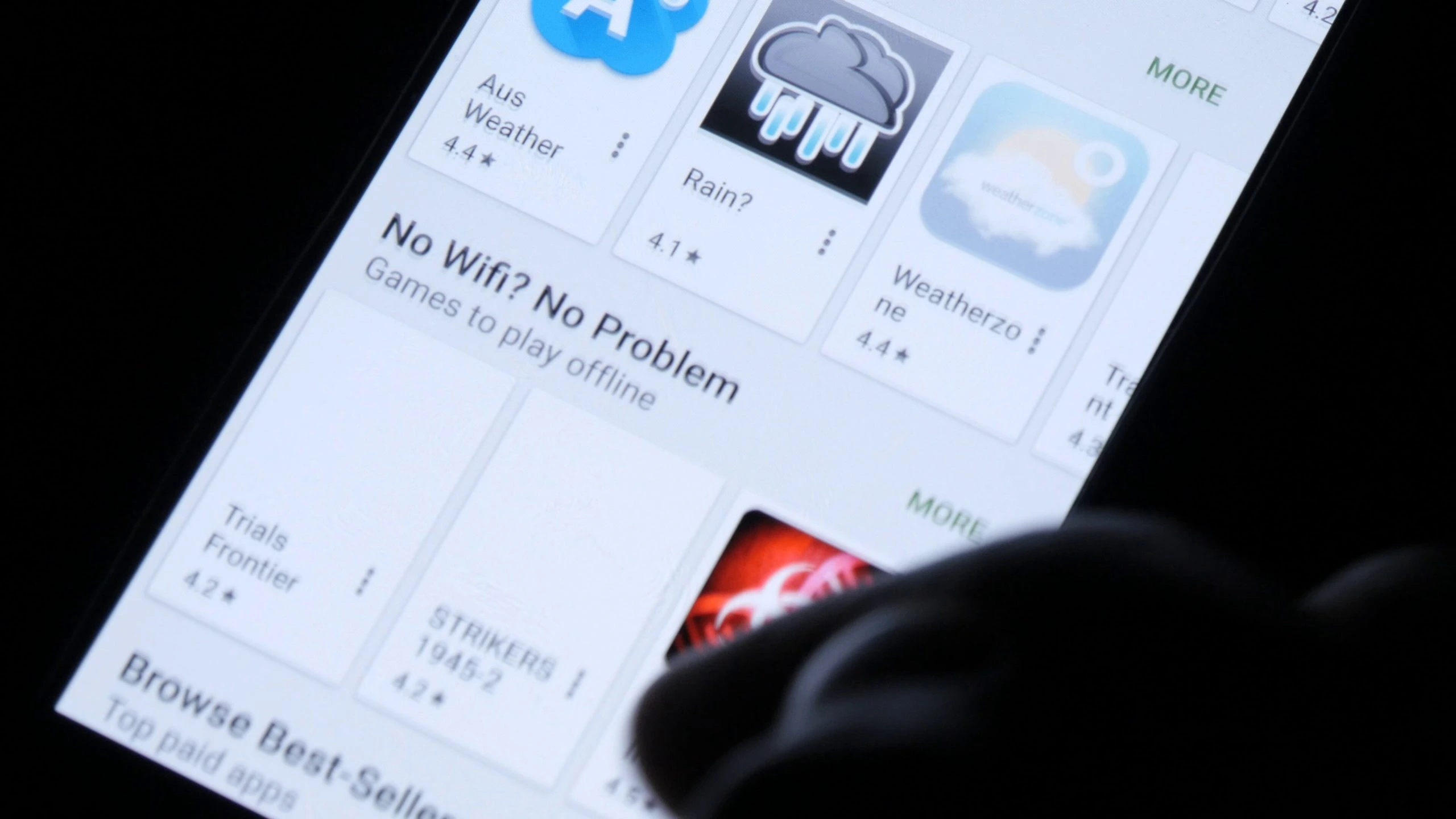 Tela de smartphone Android exibindo a Google Play Store, representando o download do App Porto Seguro Saúde