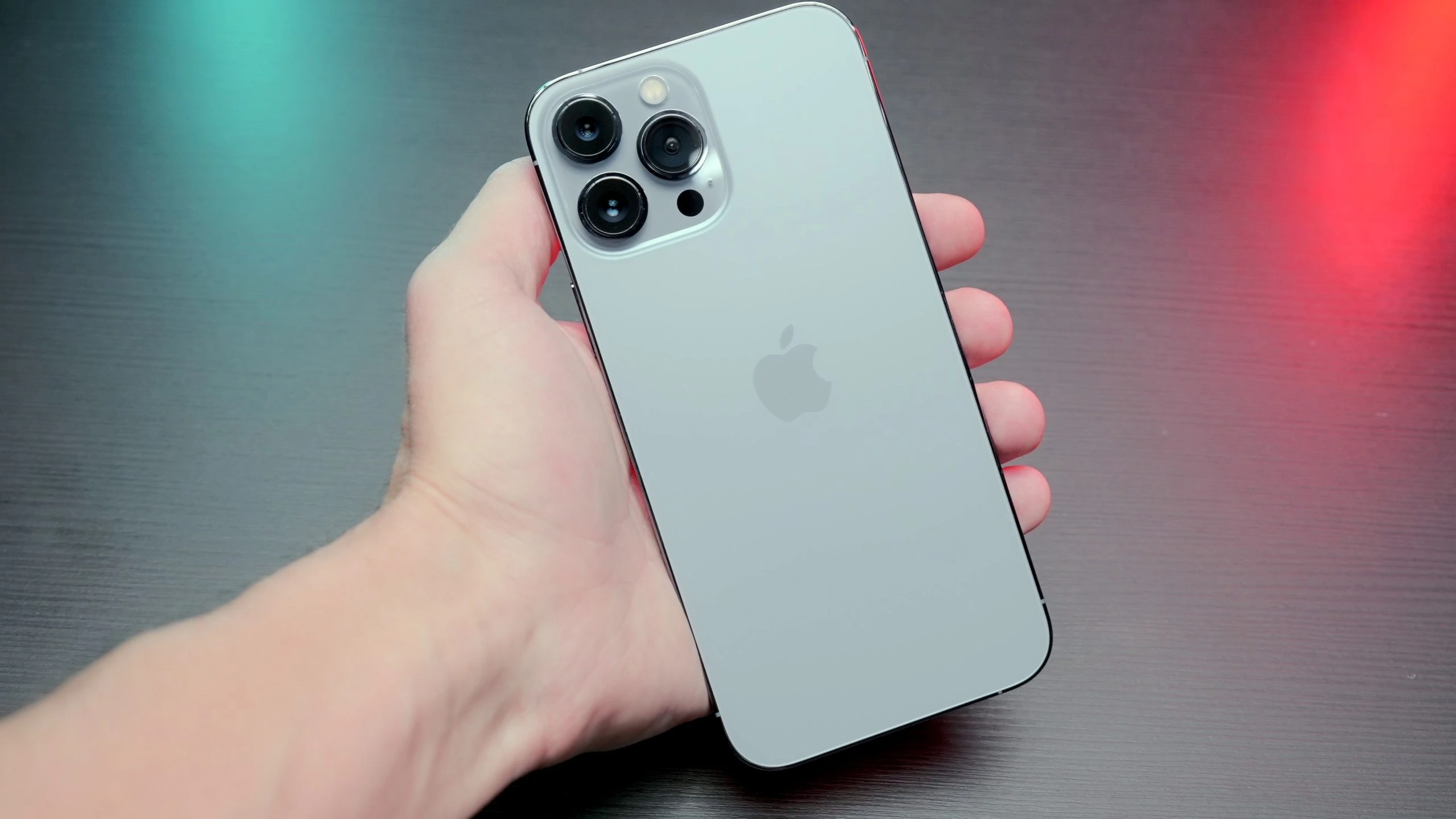 Pessoa segurando um iPhone, representando o acesso ao App Porto Seguro Saúde disponível na App Store.