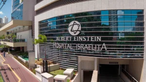 Fachada do Hospital Albert Einstein, instituição de referência que pode integrar a rede credenciada Porto Seguro Saúde conforme plano e região