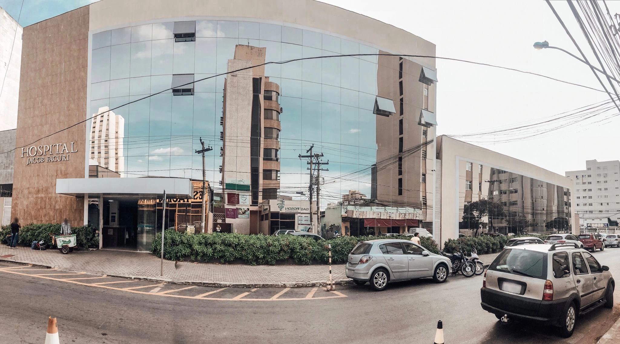 Fachada do Hospital Jacob Facuri em Goiânia, unidade integrante da rede credenciada da Porto Seguro Saúde em Goiás conforme a cobertura do plano