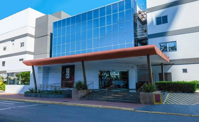 Fachada do Hospital Santa Rosa, unidade hospitalar localizada em Cuiabá (MT)