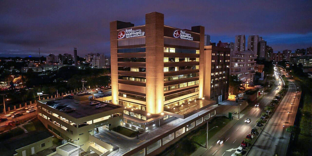 Hospital credenciado à Porto Seguro Saúde no Paraná, integrante da rede hospitalar utilizada conforme critérios do plano.