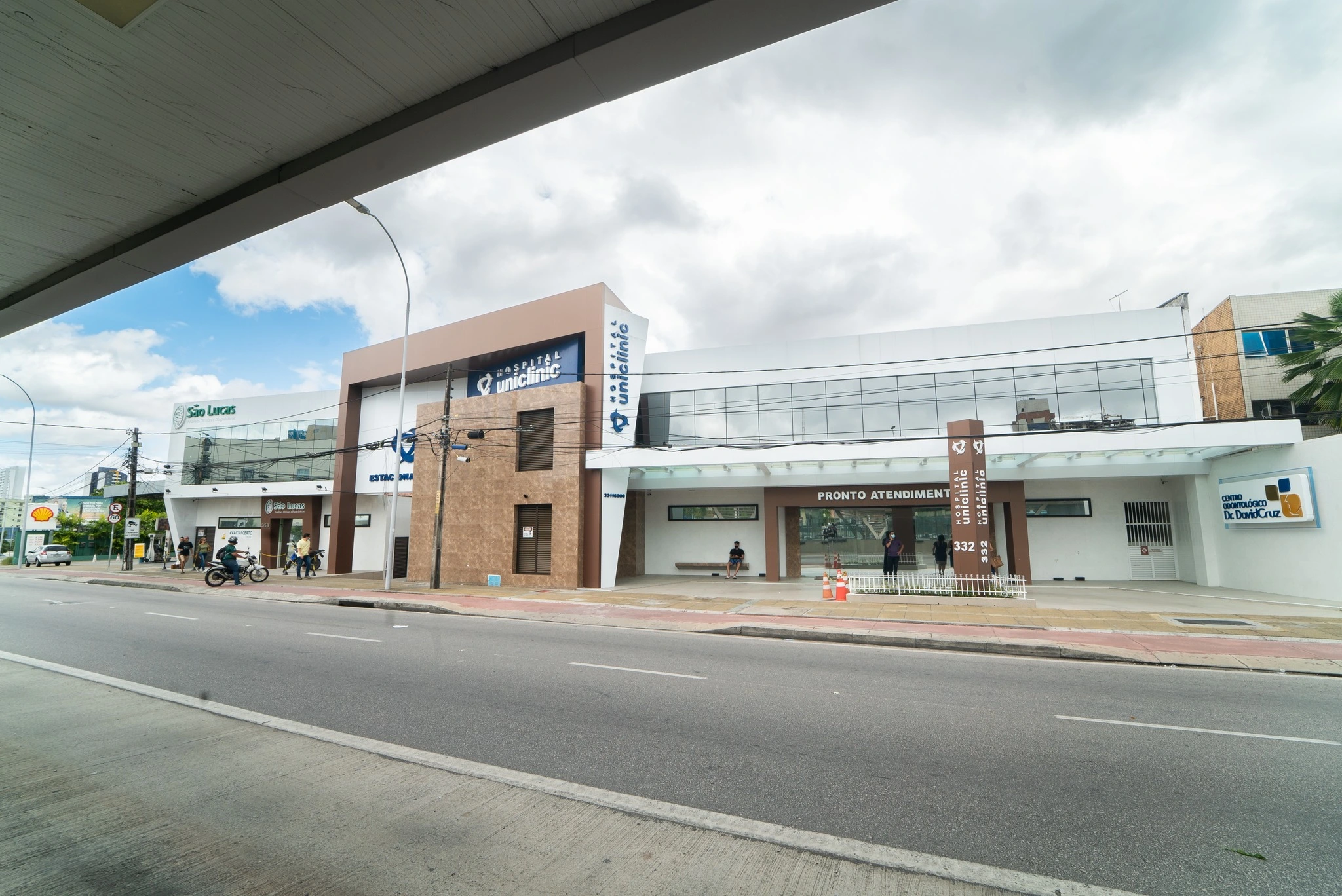 Fachada do Hospital Uniclinic, hospital da rede credenciada da Porto Seguro Saúde no Ceará, com estrutura assistencial voltada ao atendimento hospitalar