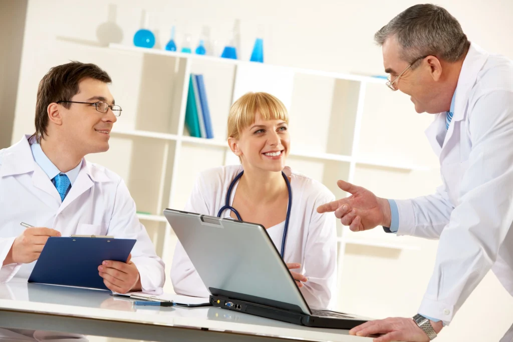 Equipe de profissionais de saúde em ambiente clínico durante atendimento médico, representando serviços e estrutura de planos de saúde